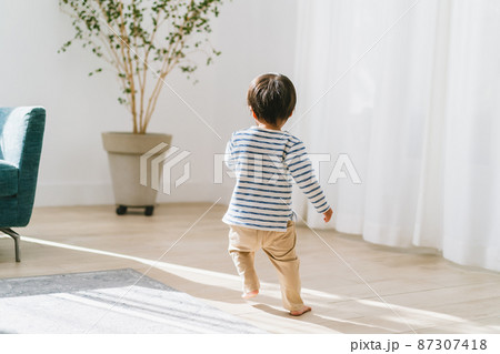 赤ちゃんが歩く 赤ちゃんが歩く 87307418