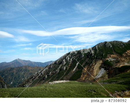 変わった雲と後ろ立山連峰 87308092