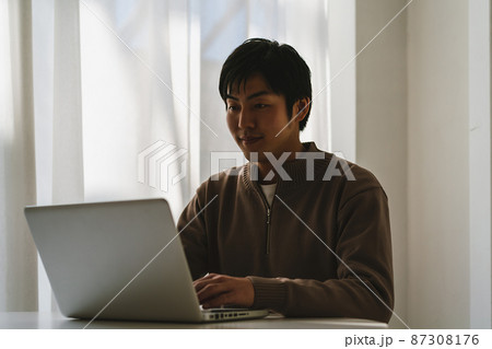 ノートパソコンと20代男性 ノートパソコンと20代男性 87308176