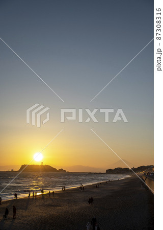 江ノ島 江の島 富士山 日没 夕焼け 空 【神奈川県 江ノ島】 江ノ島 江の島 富士山 日没 夕焼け 空 【神奈川県 江ノ島】 87308316