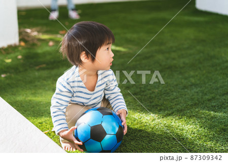 生後10ヶ月のボール遊び 87309342