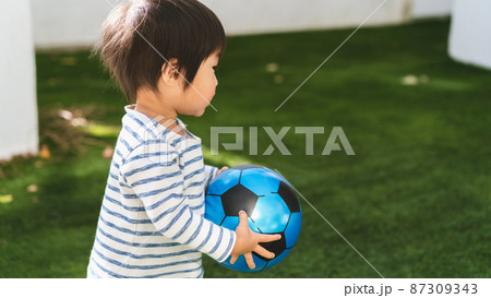 生後10ヶ月のボール遊び 生後10ヶ月のボール遊び 87309343