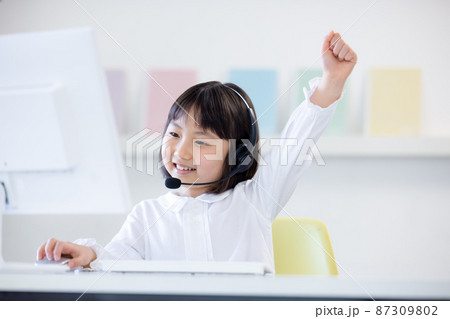英語学習 オンラインで授業を受ける女の子 英語学習 オンラインで授業を受ける女の子 87309802