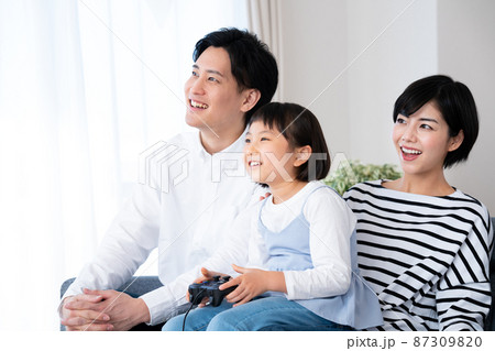 テレビゲームを楽しむ家族 87309820