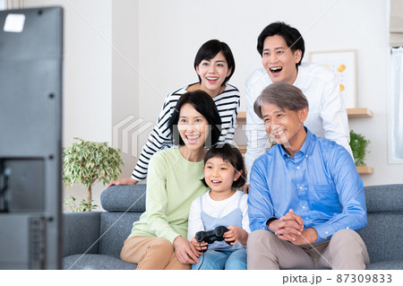 テレビゲームを楽しむ三世代家族 87309833