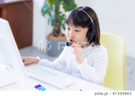 英語学習 オンラインで英語の授業を受ける女の子 英語学習 オンラインで英語の授業を受ける女の子 87309863