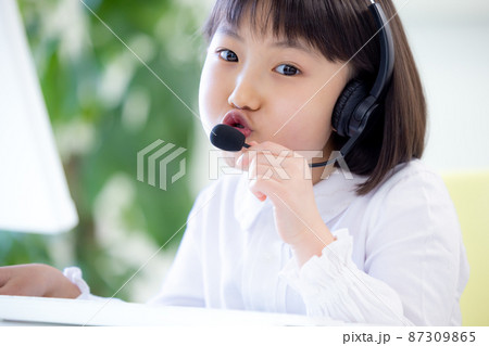 英語学習 オンラインで英語の授業を受ける女の子 英語学習 オンラインで英語の授業を受ける女の子 87309865