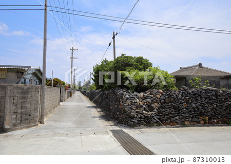 沖縄　伊平屋　島の風景（我喜屋集落） 87310013