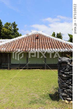 沖縄 伊平屋 島の風景 赤瓦屋根の古民家の写真素材 [87310022