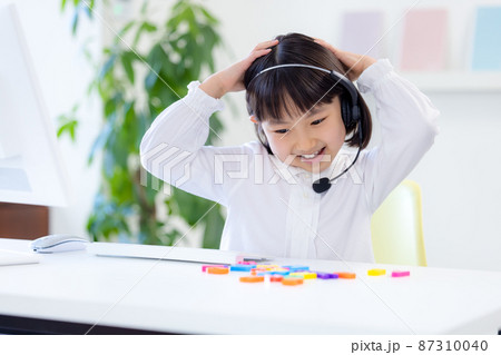 英語学習　オンラインで英語の授業を受ける女の子 87310040