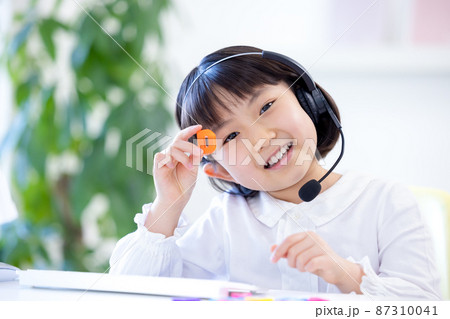 英語学習 オンラインで英語の授業を受ける女の子 英語学習 オンラインで英語の授業を受ける女の子 87310041