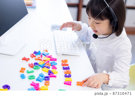 英語学習 オンラインで英語の授業を受ける女の子 英語学習 オンラインで英語の授業を受ける女の子 87310471