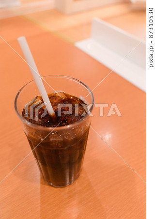 おしゃれカフェのアイスコーヒー おしゃれカフェのアイスコーヒー 87310530