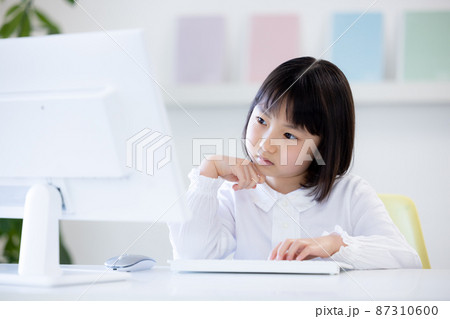 教育イメージ パソコンで授業を受ける女の子 教育イメージ パソコンで授業を受ける女の子 87310600