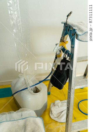 エアコン掃除中の排水用タンクと脚立 エアコン掃除中の排水用タンクと脚立 87311111