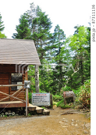 新穂高ロープウェイ 千石園地の西穂高岳登山口と登山届出所小屋 新穂高ロープウェイ 千石園地の西穂高岳登山口と登山届出所小屋 87311136