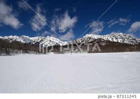 冬の戸隠鏡池青空と白い山々戸隠山西岳 87311245