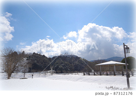 雪化粧した月山富田城跡を麓の三日月公園から見上げた構図 ... 島根県安来市：晴れ 87312176