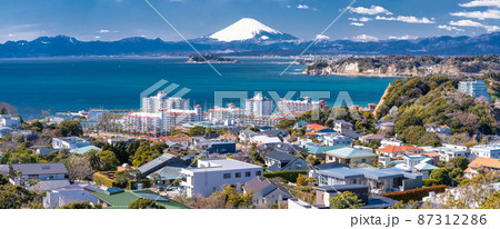 《神奈川県》江ノ島と富士山・湘南海岸の風景 87312286