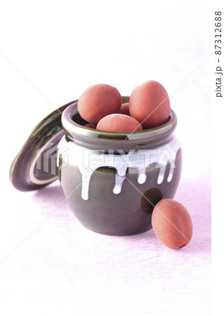 壺に入ってるカリカリ梅 壺に入ってるカリカリ梅 87312688