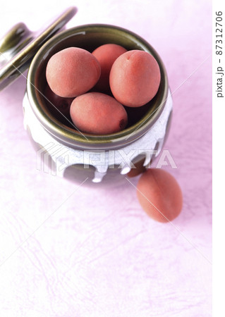 壺に入ってるカリカリ梅を俯瞰で撮影 壺に入ってるカリカリ梅を俯瞰で撮影 87312706