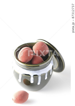 壺に入ってるカリカリ梅を白背景で撮影 壺に入ってるカリカリ梅を白背景で撮影 87312737