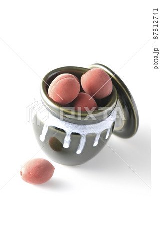 壺に入ってるカリカリ梅を白背景で撮影 87312741