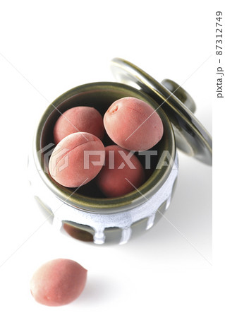 壺に入ってるカリカリ梅を白背景で俯瞰撮影 壺に入ってるカリカリ梅を白背景で俯瞰撮影 87312749