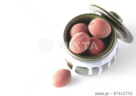 壺に入ってるカリカリ梅を白背景で俯瞰撮影 87312752