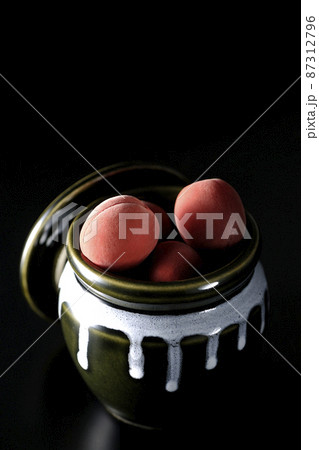 壺に入ってるカリカリ梅を黒背景で撮影 壺に入ってるカリカリ梅を黒背景で撮影 87312796