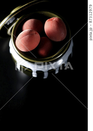 壺に入ってるカリカリ梅を黒背景で俯瞰撮影 壺に入ってるカリカリ梅を黒背景で俯瞰撮影 87312979