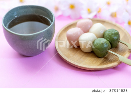 三色団子とお茶(斜め) 三色団子とお茶(斜め) 87314623