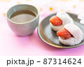 苺大福とお茶(斜め) 苺大福とお茶(斜め) 87314624