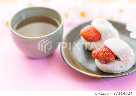 苺大福とお茶(斜め) 苺大福とお茶(斜め) 87314624