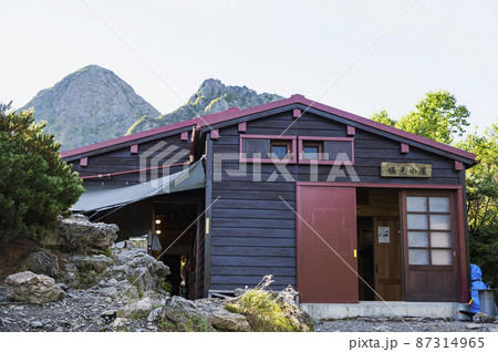 塩見小屋と塩見岳 87314965