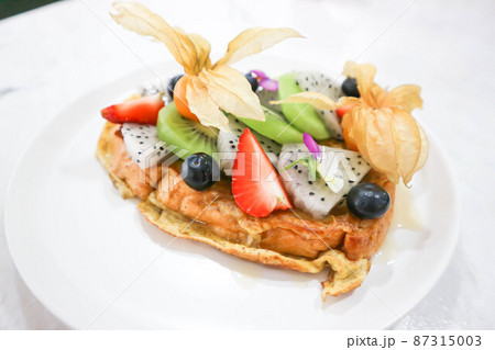 toast or French toast with fruit. toast or French toast with fruit. 87315003