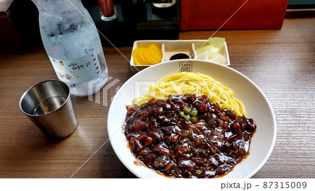 新大久保のお店でチャジャン麺 新大久保のお店でチャジャン麺 87315009