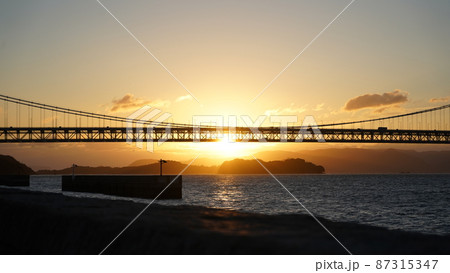 日の出と瀬戸大橋 87315347