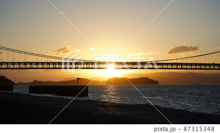 日の出と瀬戸大橋 日の出と瀬戸大橋 87315348