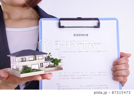 賃貸借契約書を持つ女性 87315473