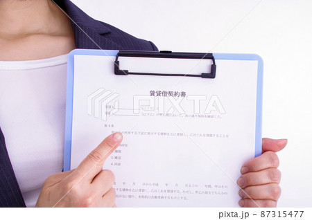 賃貸借契約書を持つ女性 賃貸借契約書を持つ女性 87315477