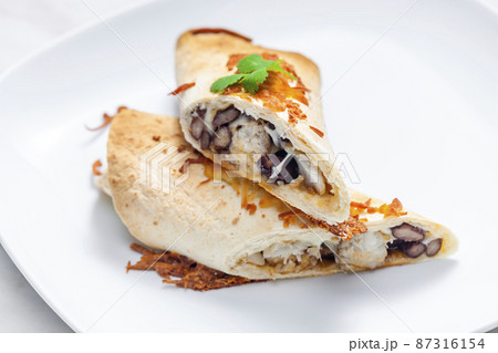 burrito filled with chicken meat and red beans burrito filled with chicken meat and red beans 87316154