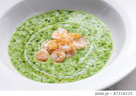 creamy spinach soup with prawns 87316225