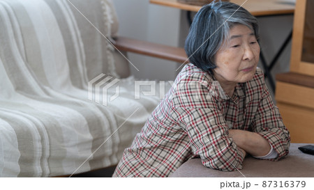 こたつに入りながらぼーっと一点を見つめる老女 こたつに入りながらぼーっと一点を見つめる老女 87316379