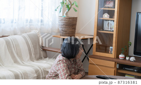 コタツにはいってテレビを見る80を過ぎた白髪の老女 コタツにはいってテレビを見る80を過ぎた白髪の老女 87316381