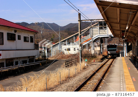 青梅線二俣尾駅を発車した奥多摩行下り電車（2） 87316457