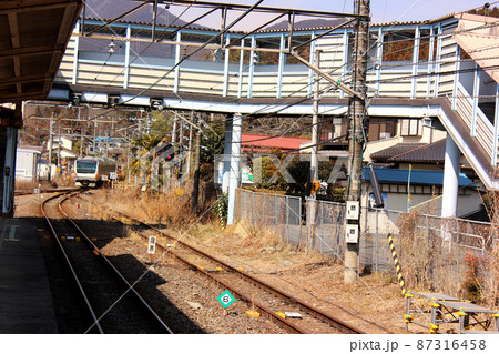 青梅線二俣尾駅を発車した奥多摩行下り電車（3） 87316458