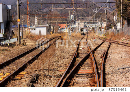 最寄の踏切から見た青梅線二俣尾駅（1） 87316461