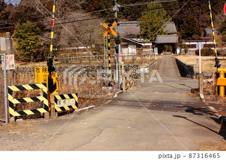 青梅線二俣尾駅の西側にある西城踏切 87316465