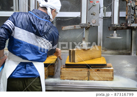 島豆腐　豆腐　石垣　沖縄　製造　食品　大豆　豆　たんぱく質　工場 87316799